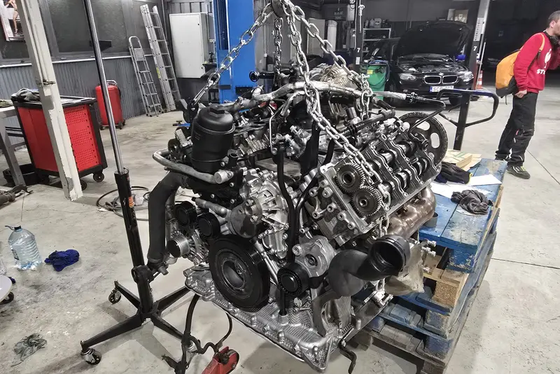 Kiemelt motor a motordarun a műhelyben